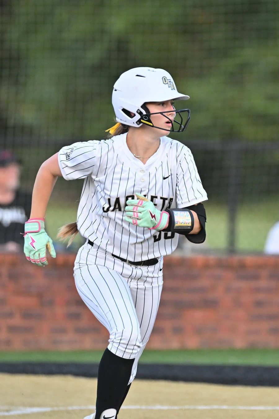 Kali Hinson running the bases